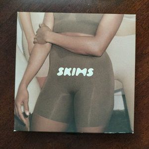 Skims Kim Kardashian Sculpting short mid thigh 	Clay L/XL